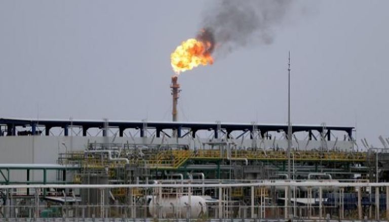 عراقيون يسيرون في بغداد في ذكرى الاحتجاجات المناهضة للحكومة - رويترز