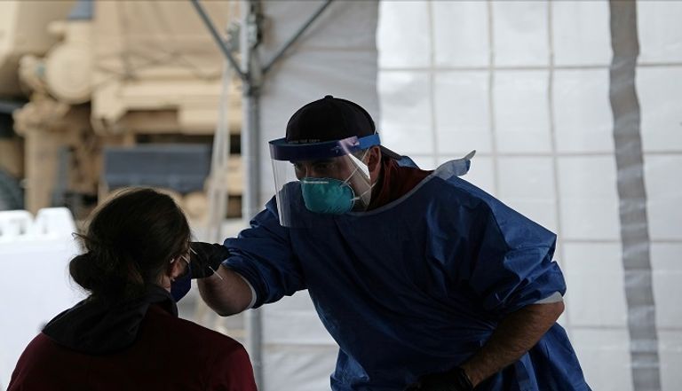 أقارب أحد ضحايا كورونا يبكون خلال جنازته بالهند