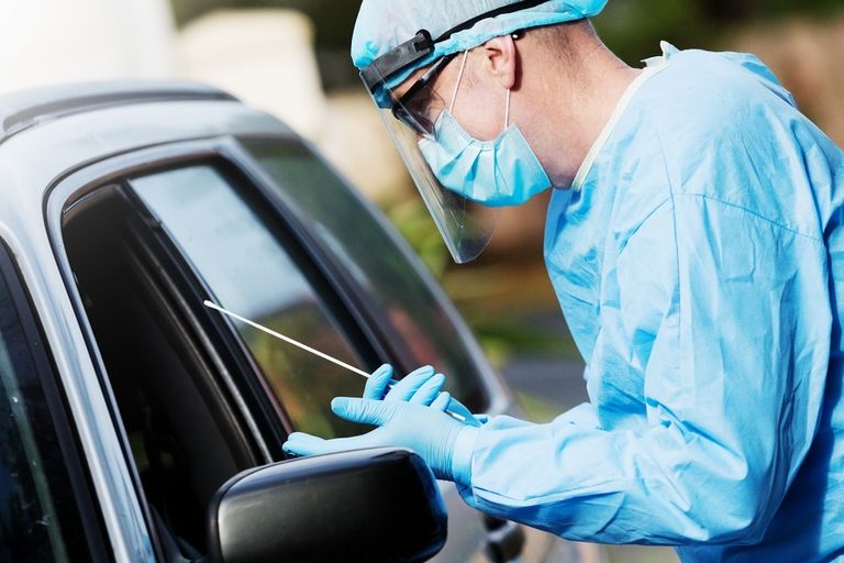 أقارب أحد ضحايا كورونا يبكون خلال جنازته بالهند