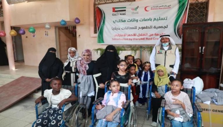 مساعدات إماراتية لأصحاب الهمم في المكلا اليمنية
