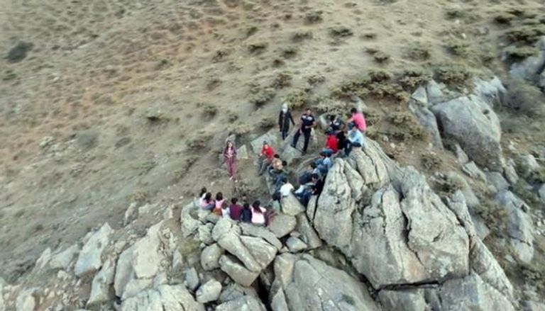 طلاب أتراك يدرسون على جبل ارتفاعه 2500 متر