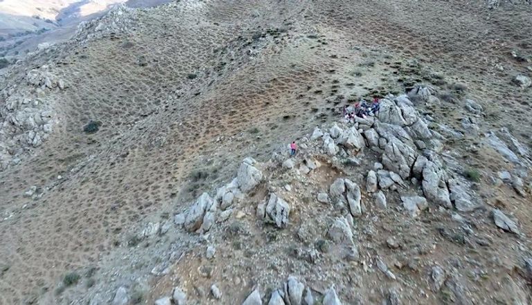 طلاب أتراك يدرسون على جبل ارتفاعه 2500 متر