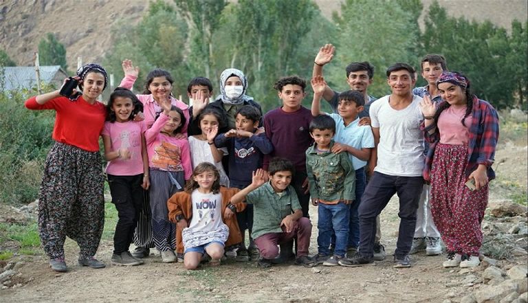 طلاب أتراك يدرسون على جبل ارتفاعه 2500 متر