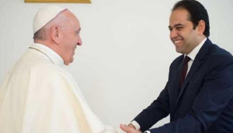 القاضي محمد عبدالسلام يصافح البابا فرنسيس