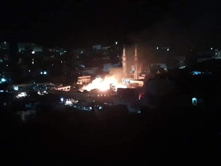 جانب من حريق مقبرة الصحابة بوسط درنة الليبية