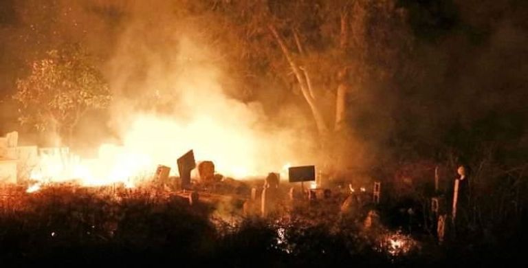 جانب من حريق مقبرة الصحابة بوسط درنة الليبية