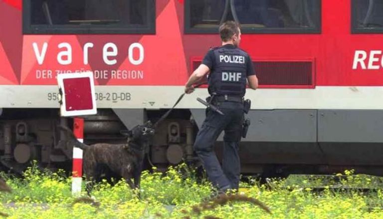شرطي ألماني أمام القطار الذي وضعت فيه القنبلة