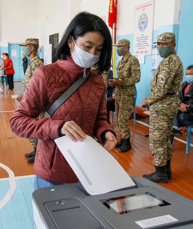 رئيس قيرغيزستان سورونباي جينبيكوف يدلي بصوته في الانتخابات البرلمانية