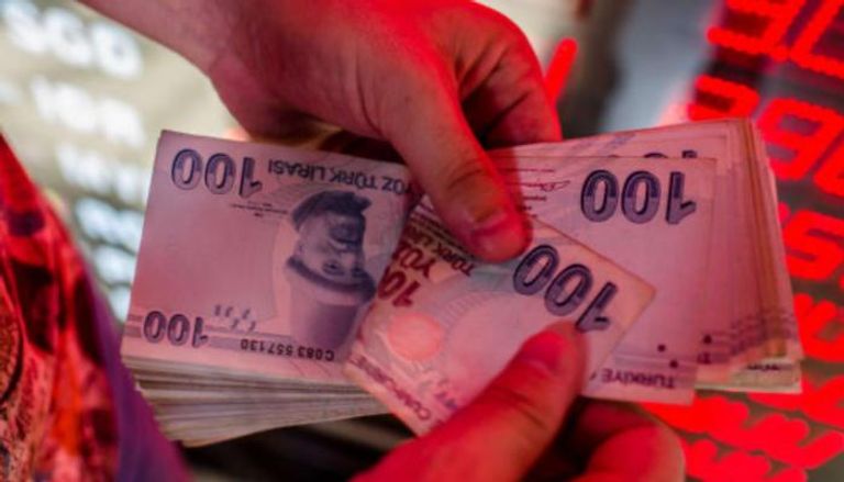 الضعف حليف دائم لليرة التركية أمام الدولار واليورو