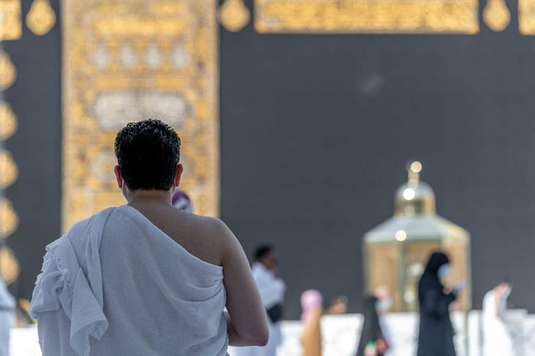 ضيوف الرحمن يؤدون مناسك العمرة