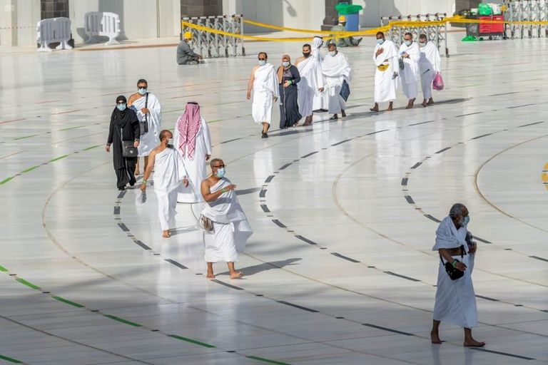 ضيوف الرحمن يؤدون مناسك العمرة