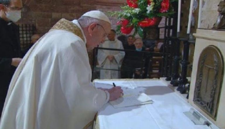 البابا فرنسيس يوقع الرسالة الجديدة "كلنا إخوة"