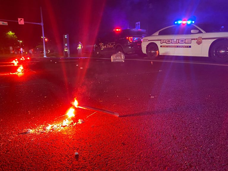 شعلات مضيئة ألقتها الشرطة قرب موقع الحقيبة الحقيبة المشبوهة قرب مستشفى والتر ريد