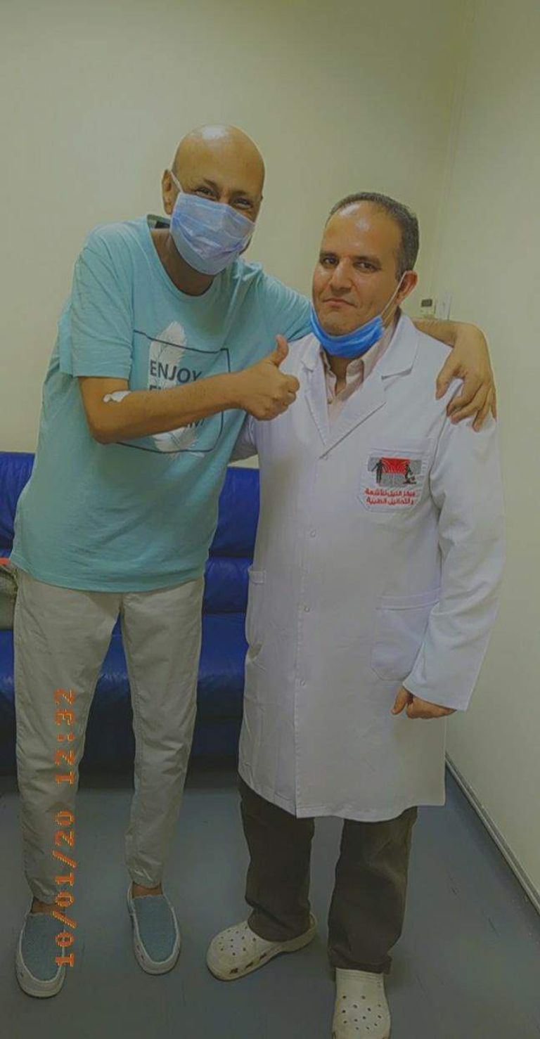 الفنان المصري جمال يوسف أثناء علاجه من سرطان البلعوم، مع الطبيب المعالج له الفنان المصري جمال يوسف