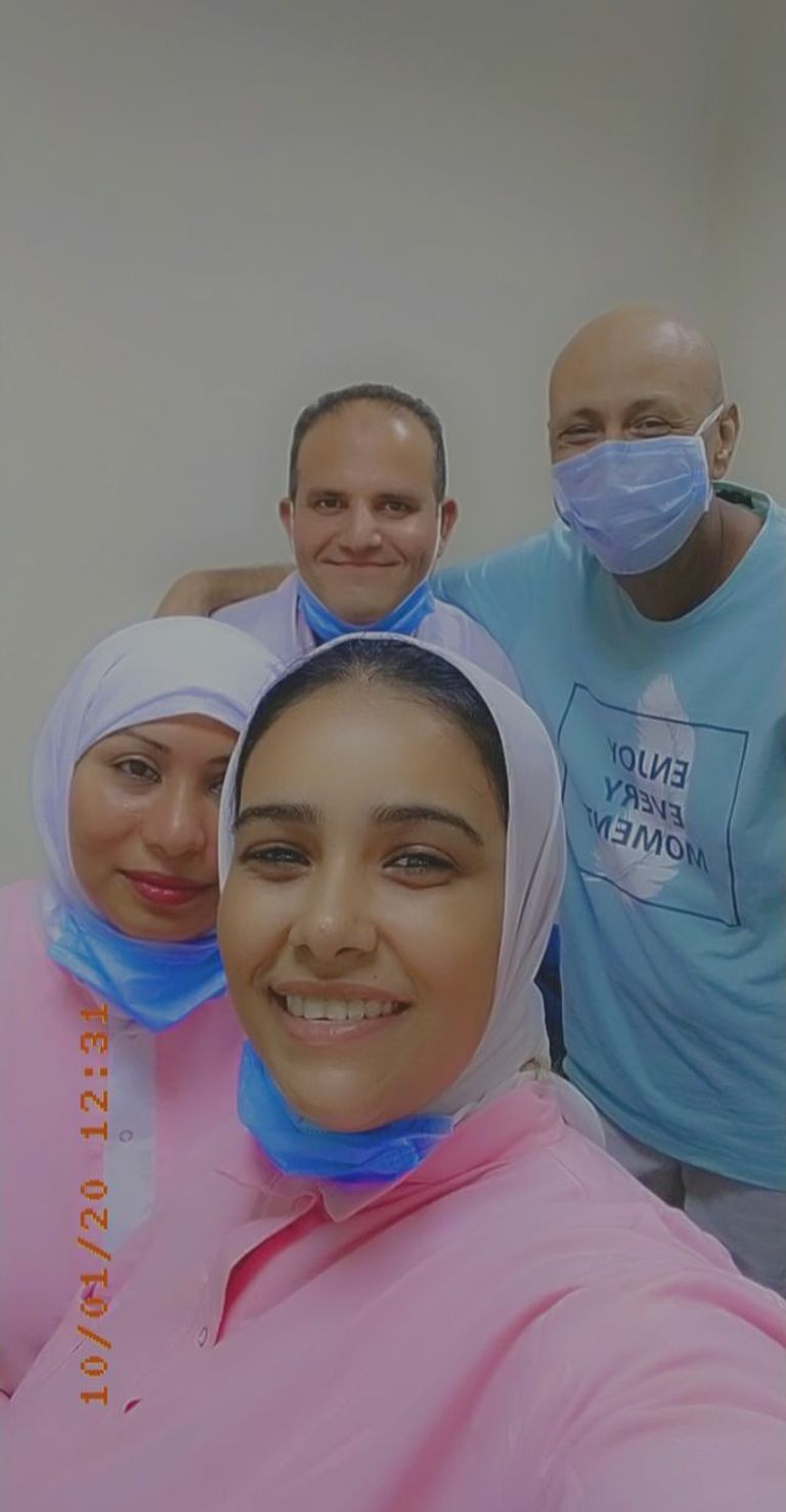 صورة تذكارية تجمع الفنان المصري جمال يوسف والفريق الطبي المعالج له، عقب شفائه من سرطان البلعوم الفنان المصري جمال يوسف