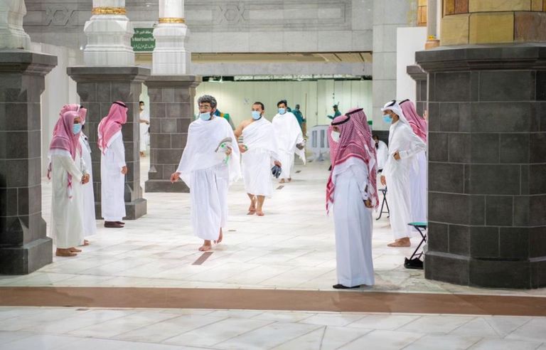 المسجد الحرام يستقبل أول دفعة من المعتمرين
