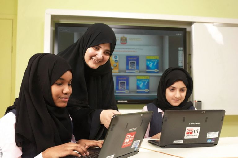 معلمو الإمارات.. تميز في وقت الأزمة