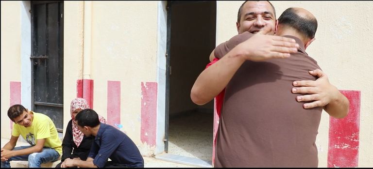 المدعي العسكري العام خلال حديثه مع المفرج عنهم