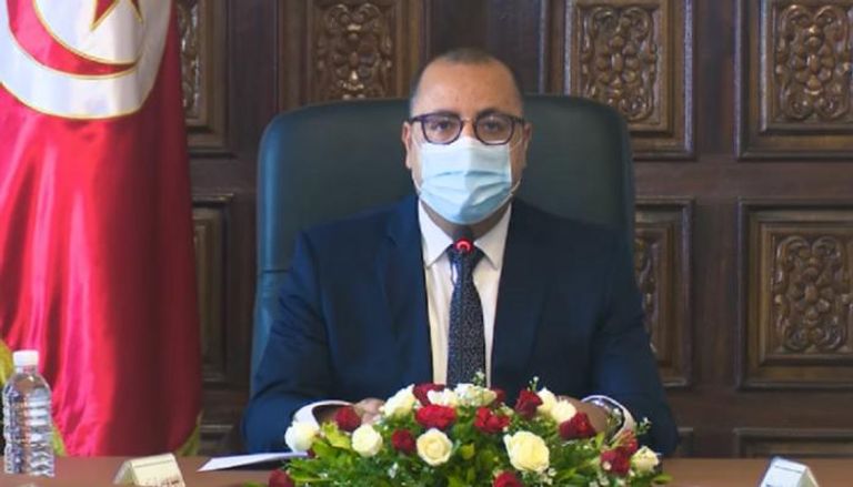 رئيس الوزراء التونسي مرتديا الكمامة