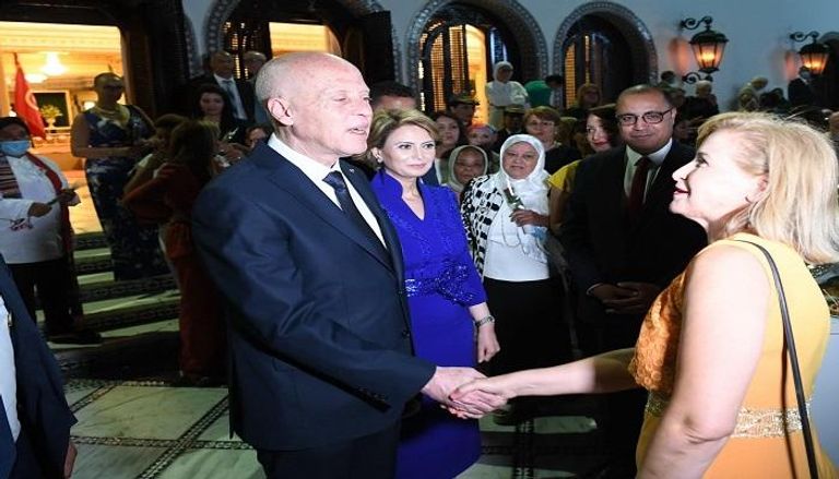 الرئيس التونسي وبجانبه زوجته خلال إحدى المناسبات