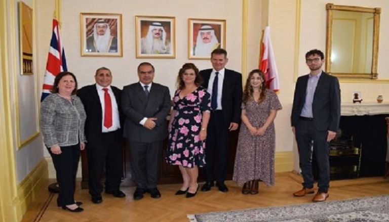 سفير البحرين لدى بريطانيا خلال لقاء مع العوائل اليهودية