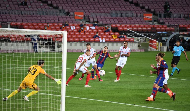 من مواجهة برشلونة وإشبيلية في الدوري الإسباني