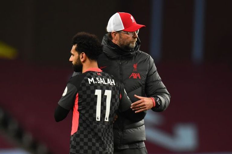 يورجن كلوب مدرب ليفربول ونجمه محمد صلاح محمد صلاح ولاعبو ليفربول خلال مواجهة أستون فيلا