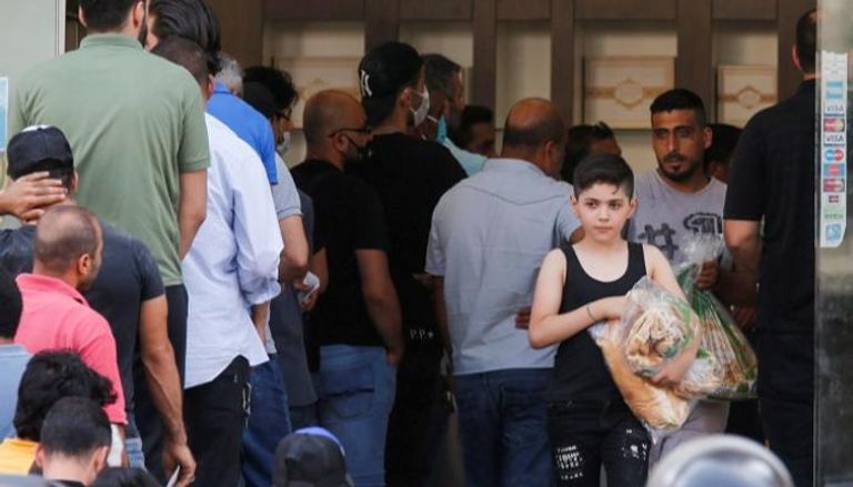 لبنانيون يصطفون لشراء الخبز  -رويترز