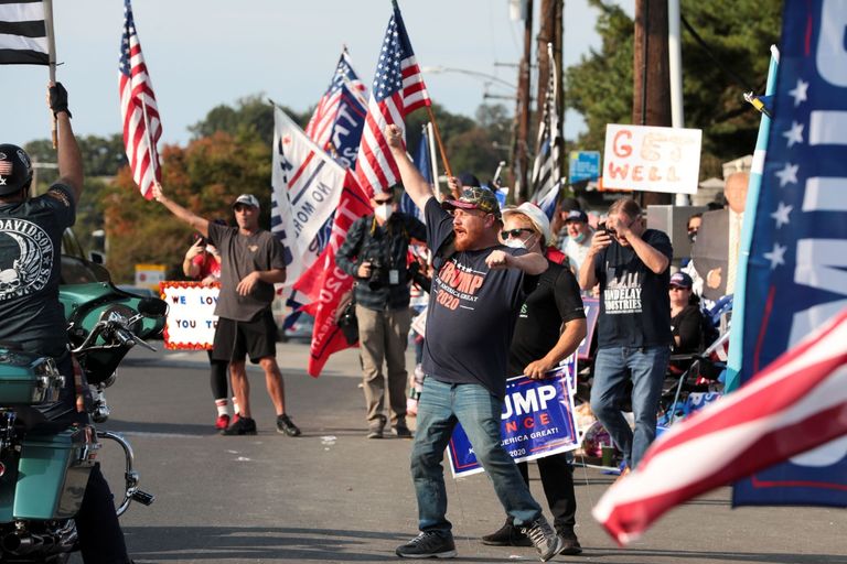 ترامب يلوح من داخل سيارته 