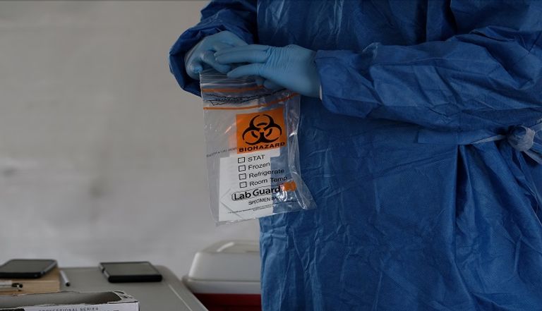 شخص يخضع لاختبار فيروس كورونا في السيارة