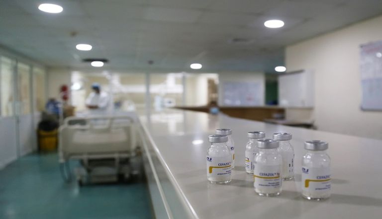 مريض كورونا يتلقى العلاج في مستشفى بلبنان