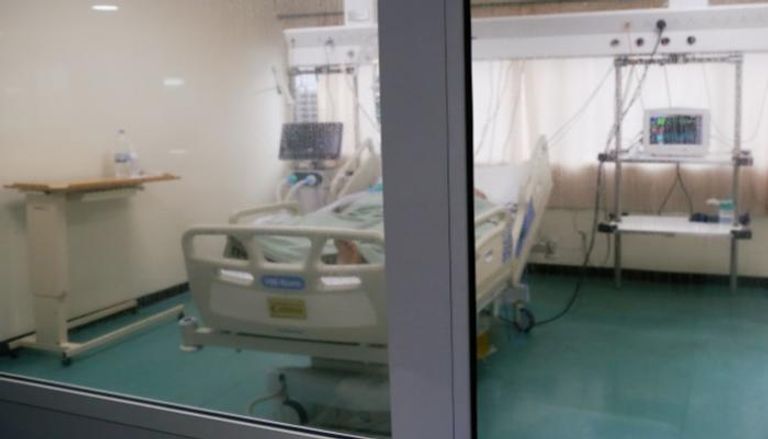 مريض كورونا يتلقى العلاج في مستشفى بلبنان
