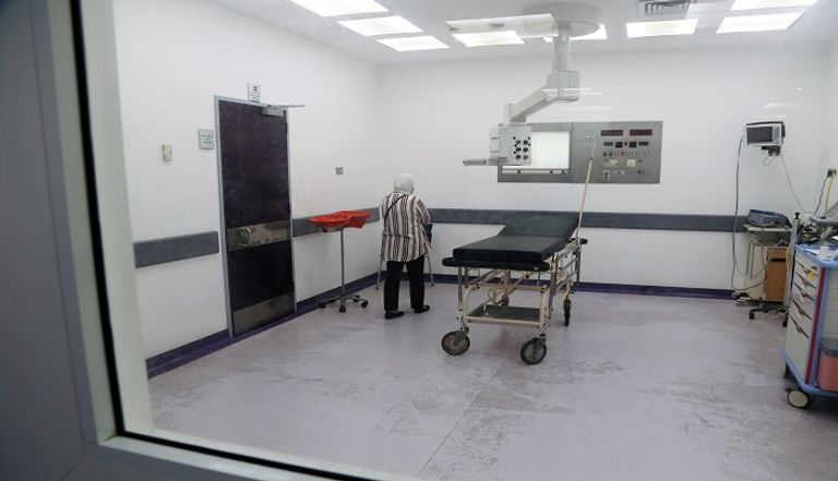 مريض كورونا يتلقى العلاج في مستشفى بلبنان