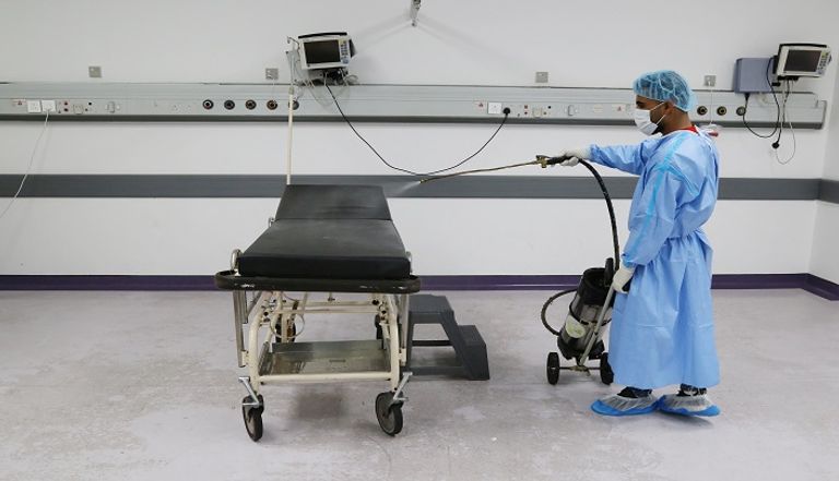 مريض كورونا يتلقى العلاج في مستشفى بلبنان