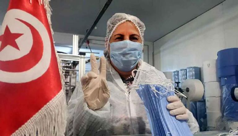 عاملة في مصنع للكمامات بتونس