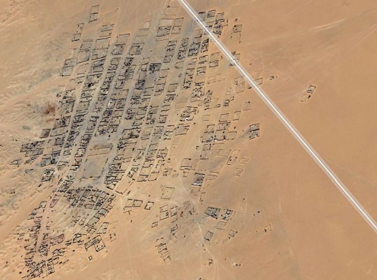 موقع بلدة إن خليل على الحدود الجزائرية المالية علما الجزائر ومالي
