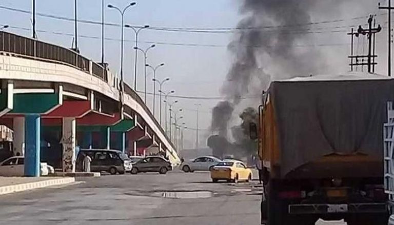 سحب الدخان تتصاعد جراء انفجار سابق في الفلوجة