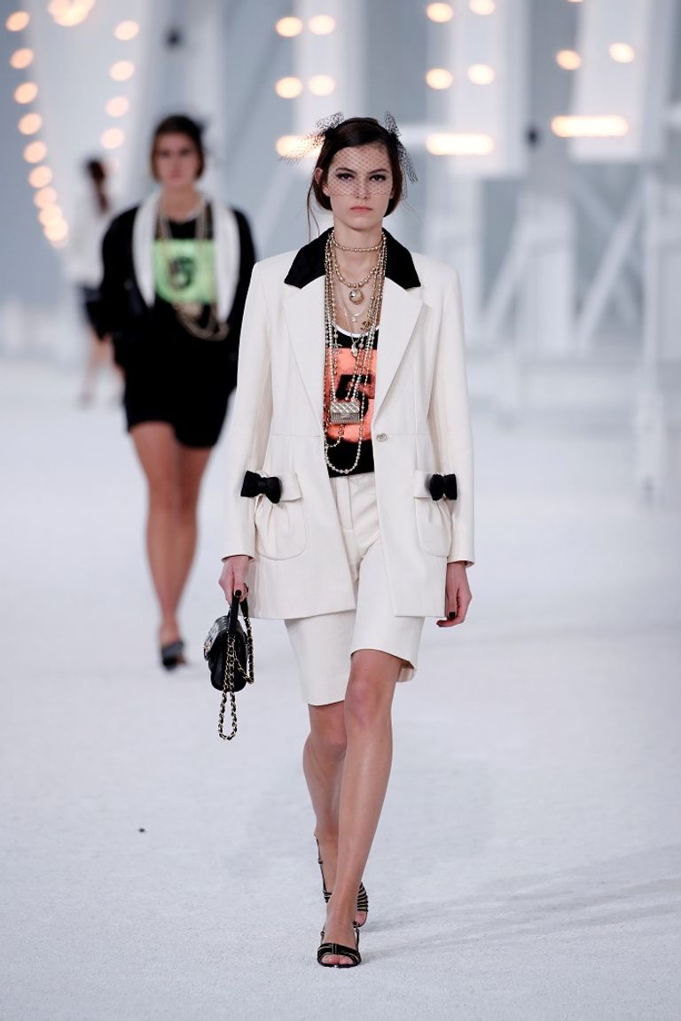 سحر هوليوود يطغى على أسبوع الموضة في باريس