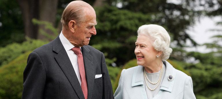 الأمير فيليب يسير بجوار زوجته الملكة إليزابيث الثانية ملكة بريطانيا الملكة إليزابيث الثانية ملكة إنجلترا في شبابها
