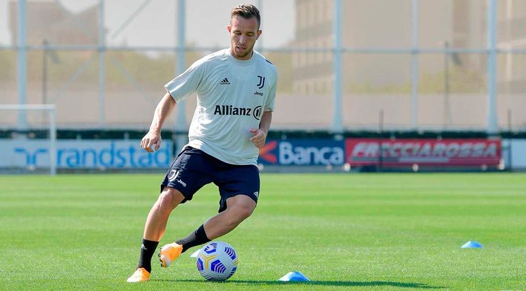 آرثر ميلو لاعب الوسط البرازيلي صاحب الـ24 عاما رحل من برشلونة الإسباني إلى يوفنتوس الإيطالي كاي هافيرتز لاعب تشيلسي