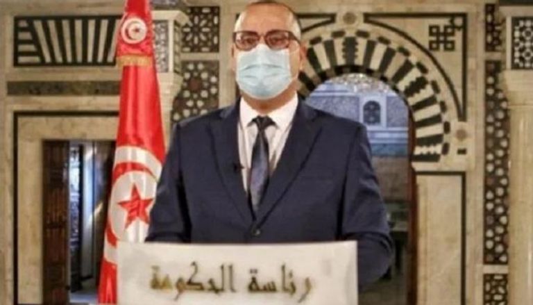 رئيس الوزراء التونسي مرتديا الكمامة