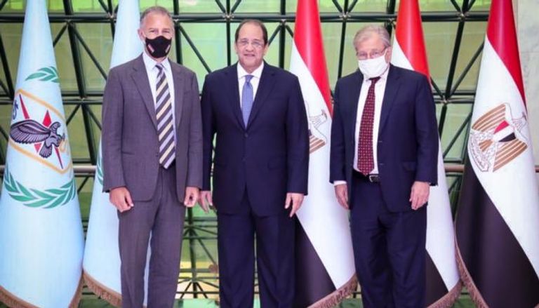 السفيران الأمريكيان يتوسطهما مدير المخابرات العامة المصرية