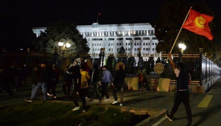 متظاهرون في قيرغيزستان بالقرب من مقر الحكم- أ.ف.ب