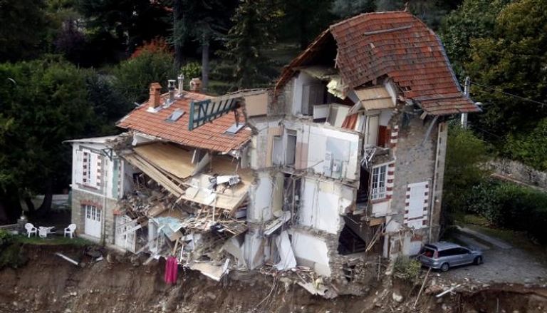 فيضانات تقتلع المنازل في فرنسا 