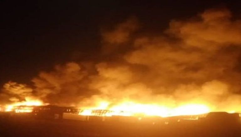 جانب من الحرائق التي اشتعلت في المجمع جراء القصف الحوثي