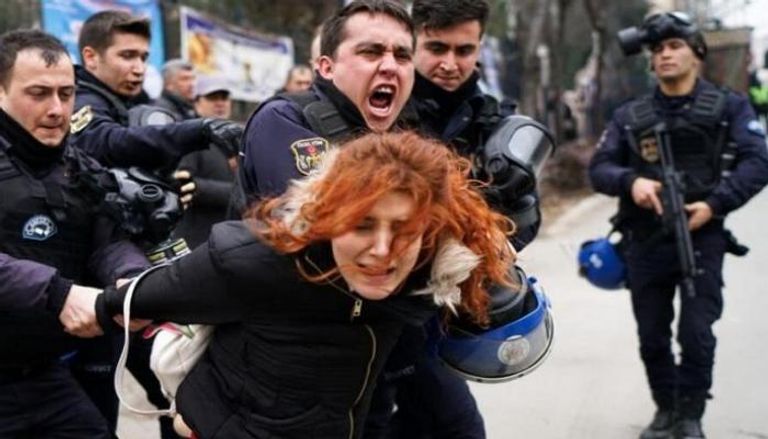 عناصر من الشرطة التركية خلال القبض على إحدى المتظاهرات - أرشيفية