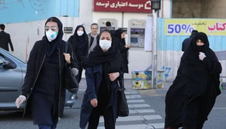 إيرانيات يرتدين الكمامة مع انتشار واسع للفيروس - أرشيفية