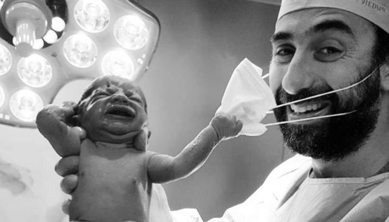 الدكتور سامر شعيب مع الرضيع