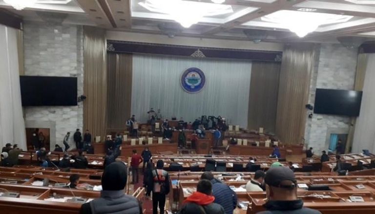 متظاهرون في قرغيزستان داخل مقر البرلمان بعد اقتحامه - رويترز