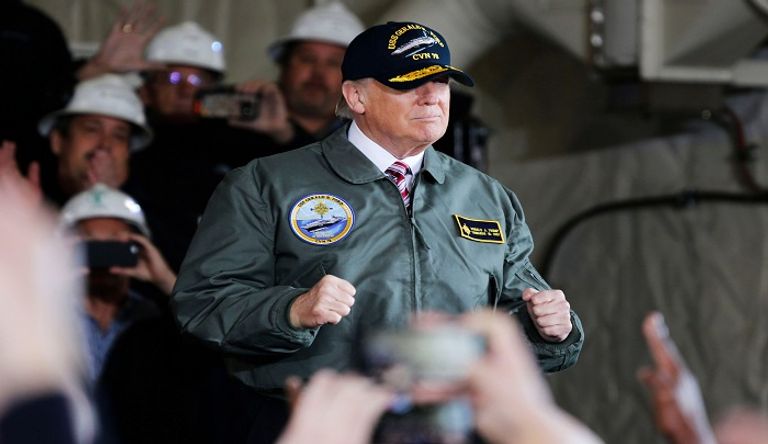 ترامب يعطي التحية العسكرية - أرشيفية